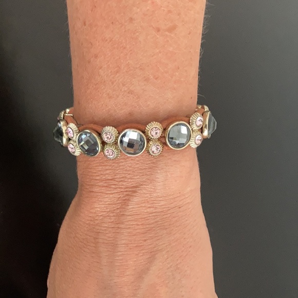 Brown leather bracelet w gold clasps topped w gems - Picture 4 of 8